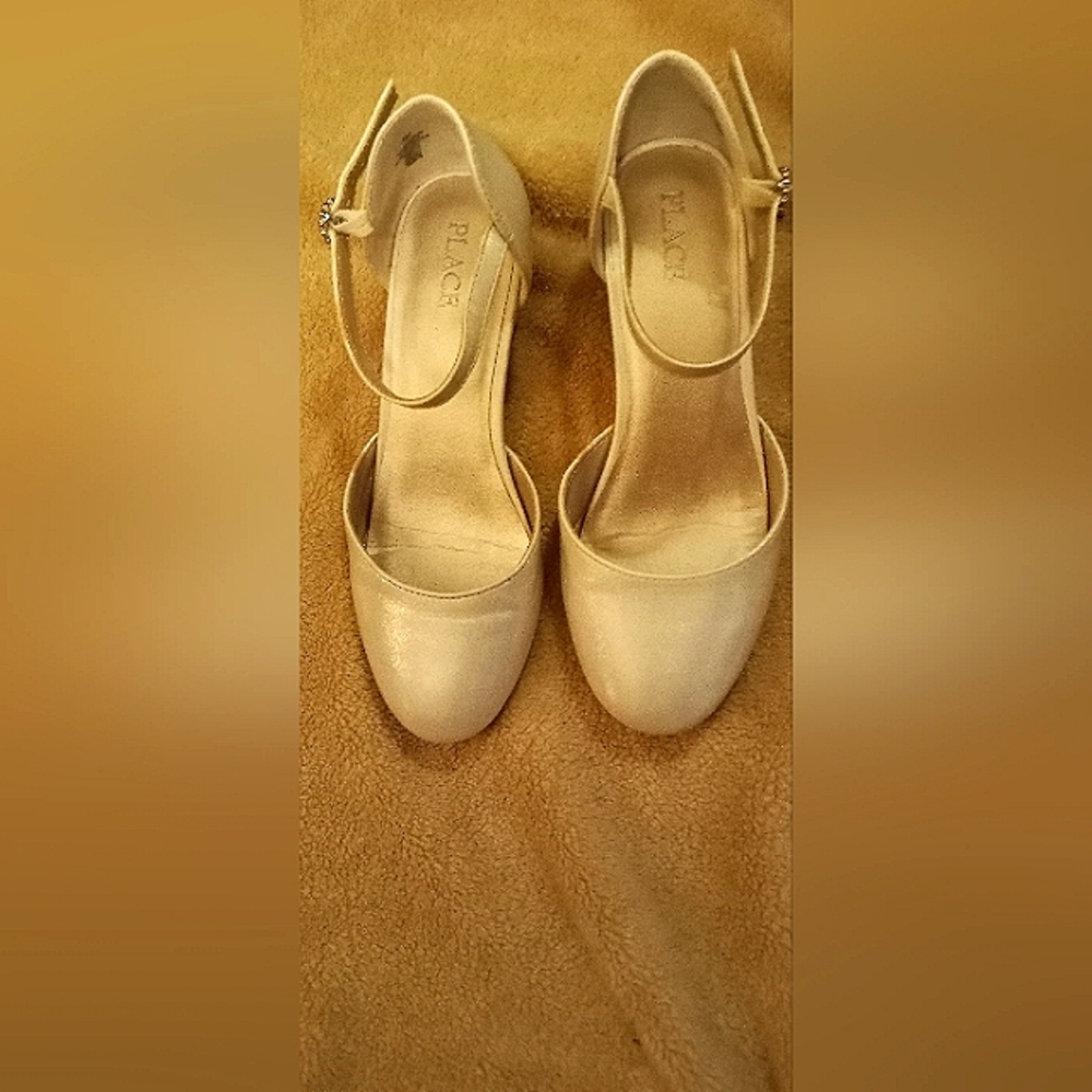 Children's Place Pearl White size 3 girls sandals.